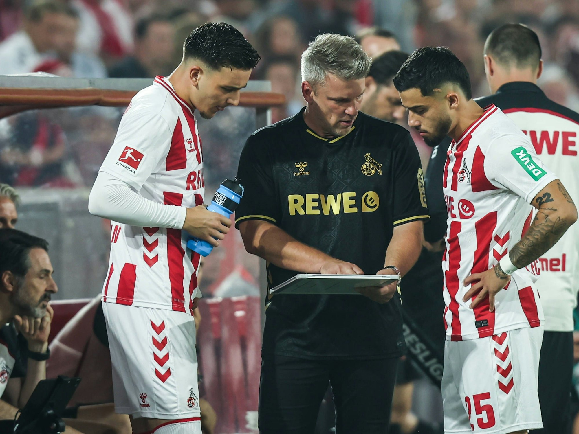 Lukas Kwasniok im Gespräch mit Said El Mala und Jusuf Gazibegovic.