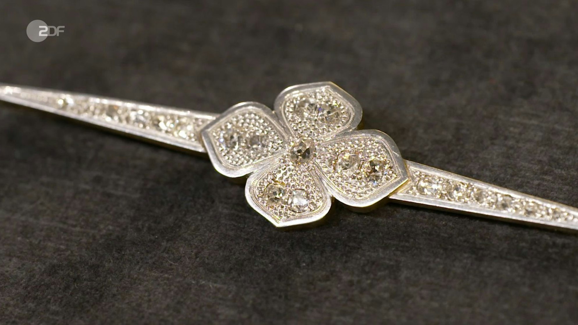 Heide Rezepa-Zabel fand eine Brosche aus 750er Gold mit Diamanten (1,6 Karat) „wunderbar“. Sie datierte das „Stück des eleganten, elaborierten und luxuriösen Stil des Art Déco“ in den 1920er-Jahren. Der Wunschpreis lag bei 4.000 Euro, doch Rezepa-Zabel taxierte nur 2.500 bis 3.000 Euro. Elke Velten zahlte 1.800 Euro. (Bild: ZDF)