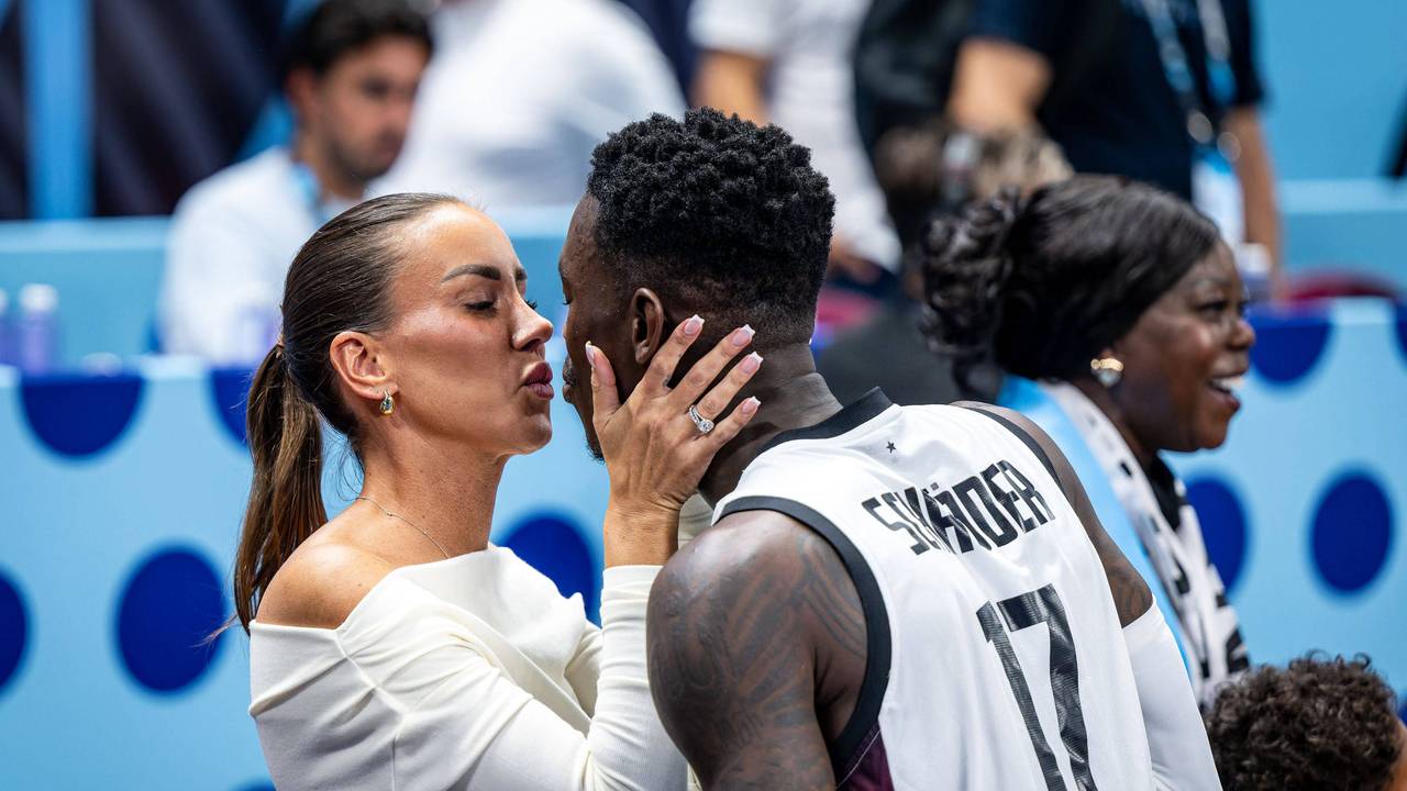 Dennis Schröder und seine Ehefrau Ellen küssen sich am Spielfeldrand.