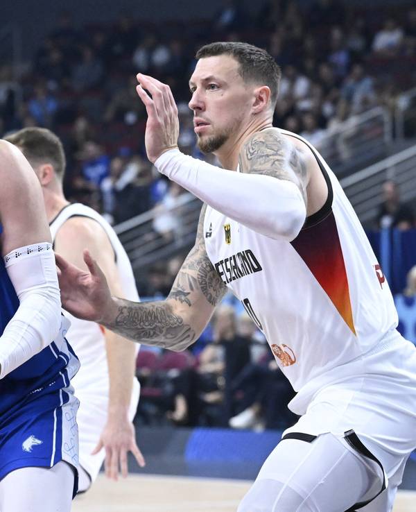Mikael Jantunen (l.) in Aktion gegen Daniel Theis beim Spiel des DBB-Teams gegen Finnland.