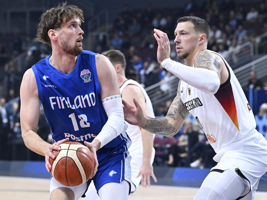 Mikael Jantunen (l.) in Aktion gegen Daniel Theis beim Spiel des DBB-Teams gegen Finnland.