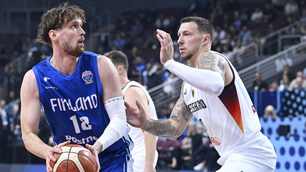 Mikael Jantunen (l.) in Aktion gegen Daniel Theis beim Spiel des DBB-Teams gegen Finnland.
