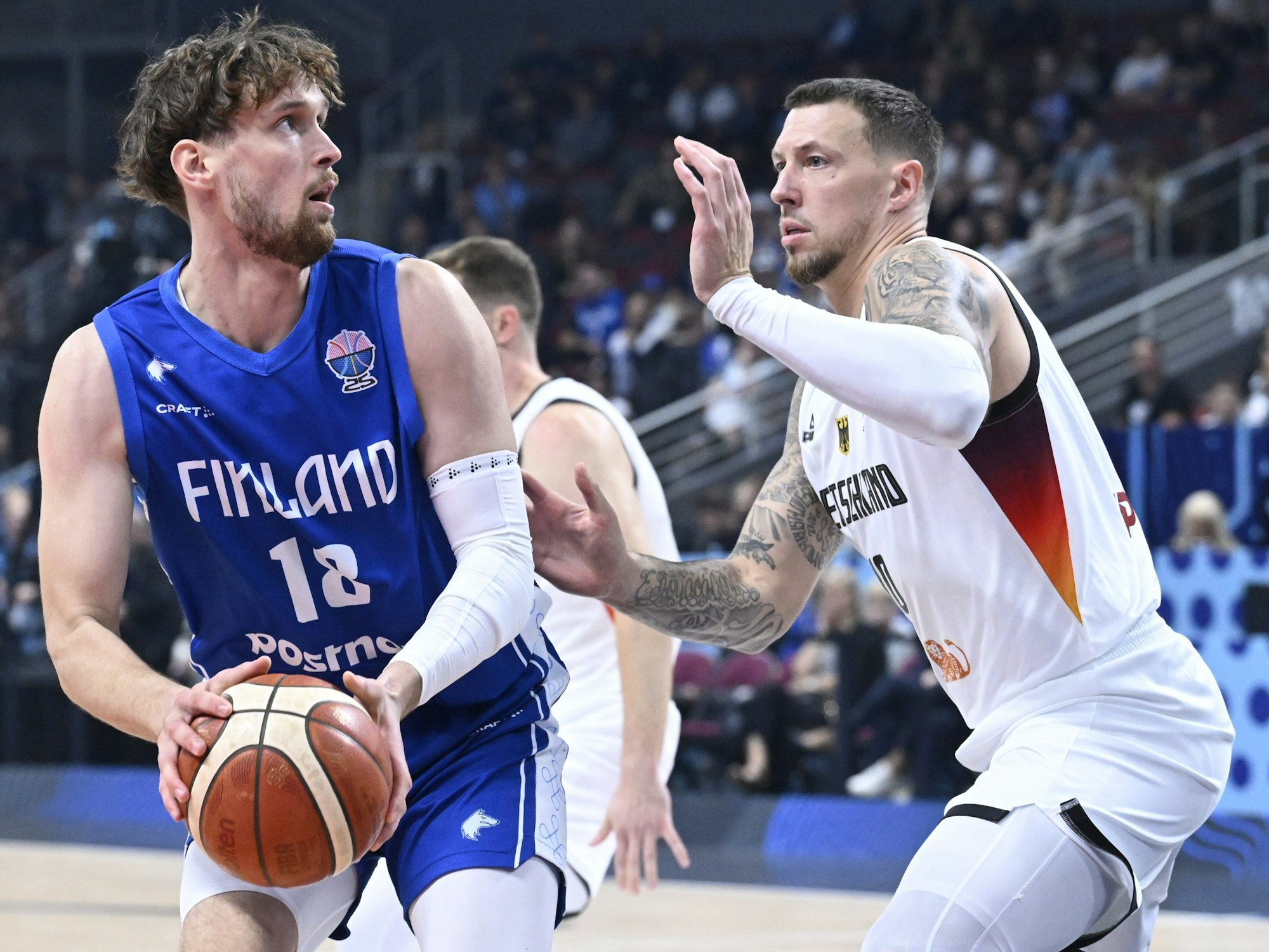 Mikael Jantunen (l.) in Aktion gegen Daniel Theis beim Spiel des DBB-Teams gegen Finnland.