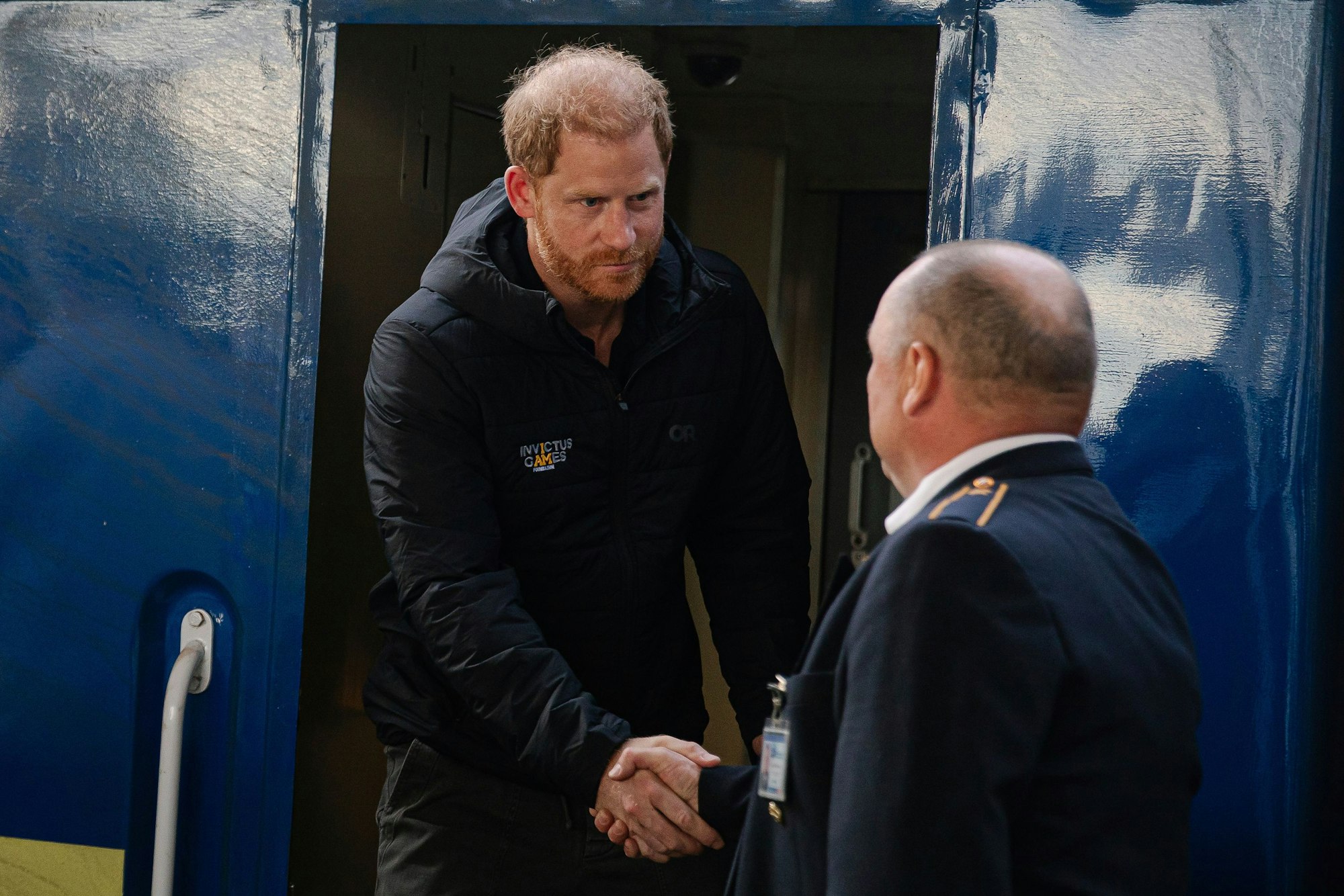 Prinz Harry macht Shakehands.