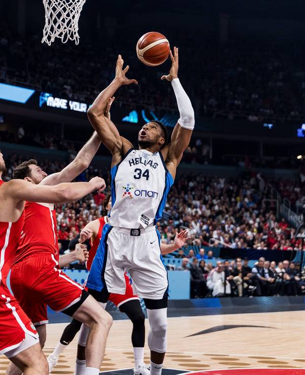 Giannis Antetokounmpo (r.) beim Spiel der griechischen Nationalmannschaft gegen die Türkei.