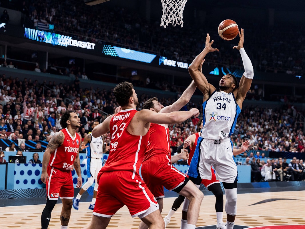 Giannis Antetokounmpo (r.) beim Spiel der griechischen Nationalmannschaft gegen die Türkei.