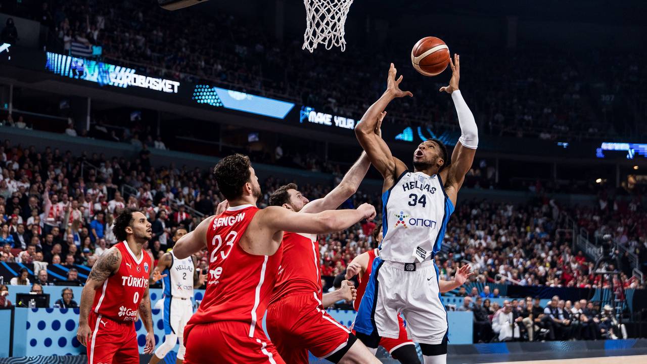 Giannis Antetokounmpo (r.) beim Spiel der griechischen Nationalmannschaft gegen die Türkei.