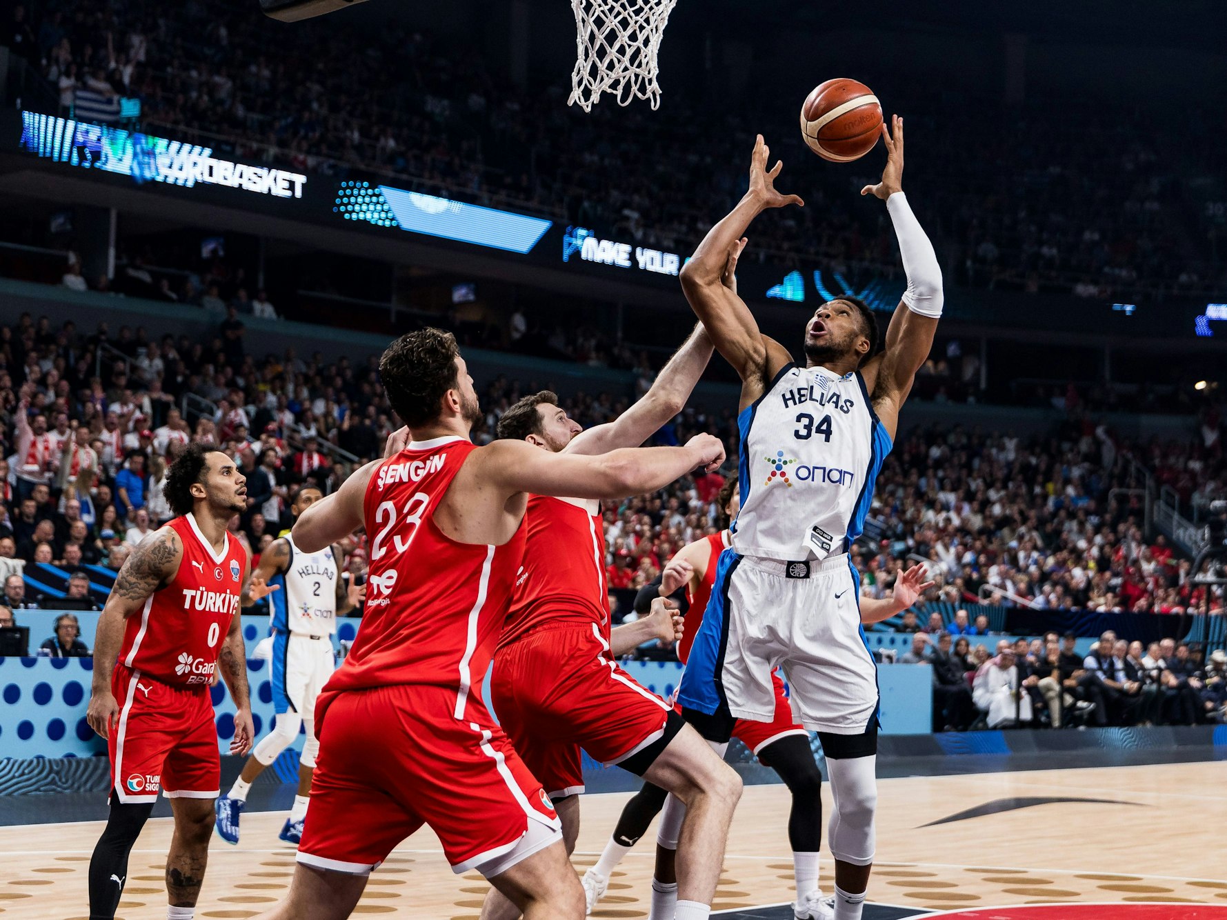 Giannis Antetokounmpo (r.) beim Spiel der griechischen Nationalmannschaft gegen die Türkei.