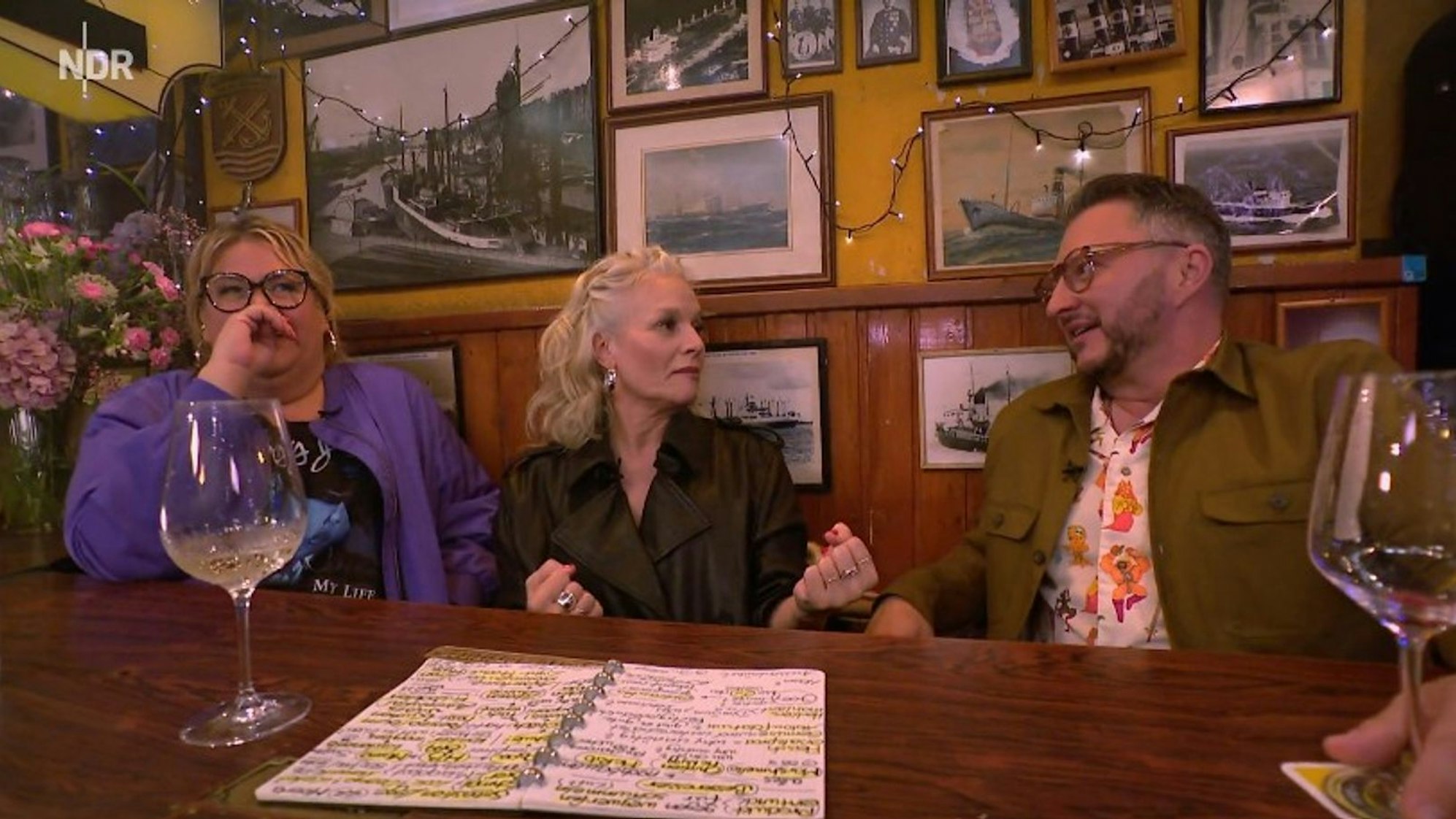Im Gespräch zwischen Ina Müller (Mitte), Sebastian Lege und Ilka Bessin ging es bei „Inas Nacht“ auch um das Thema Massentierhaltung. (Bild: ARD)
