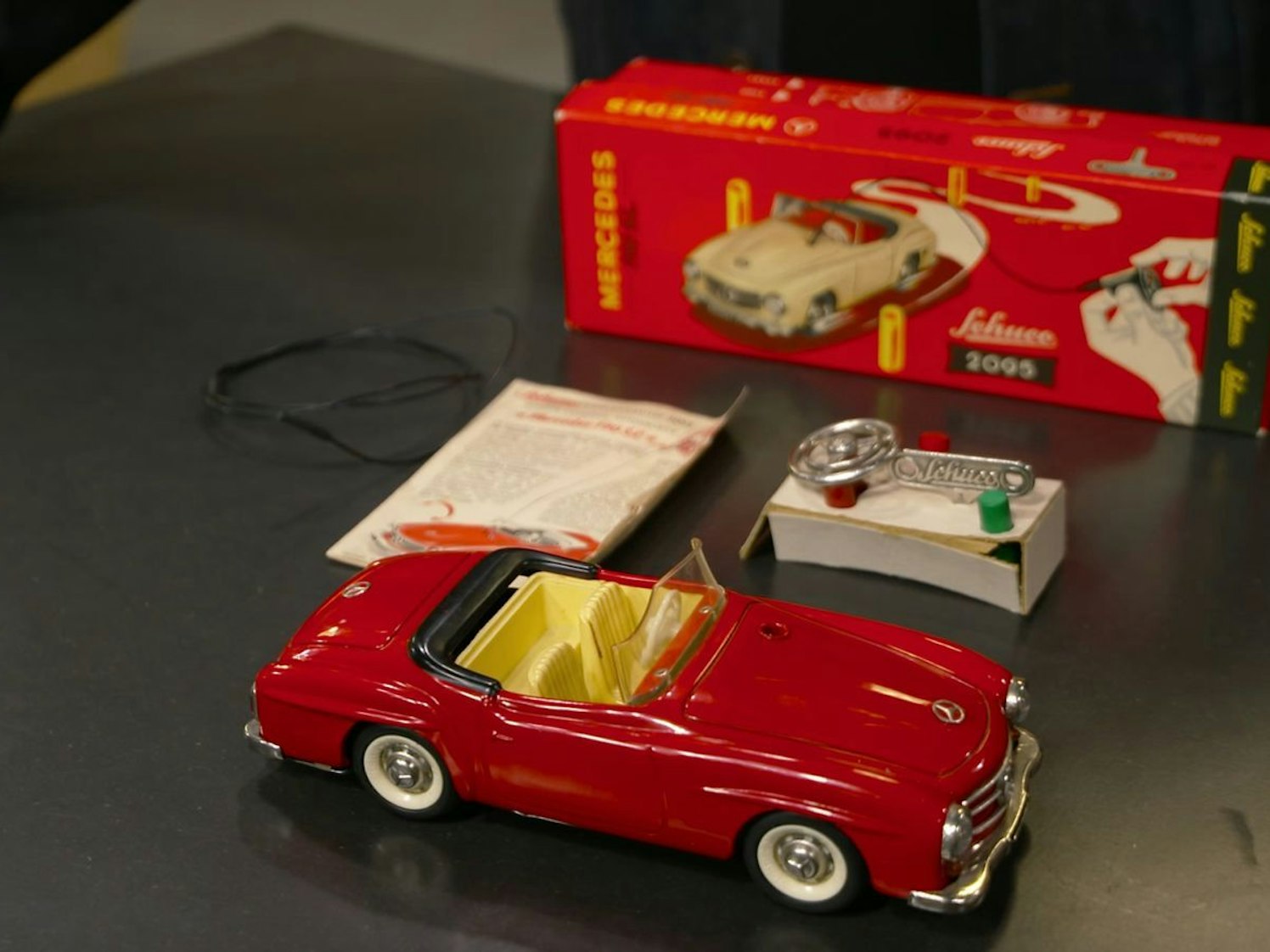 Das Fernlenkauto stammte von Schuco und wurde von der Nürnberger Firma 1956 auf den Markt gebracht und bis 1969 produziert. Besonders war der Zustand: „Nahezu perfekt“. Der Wunschpreis lag bei „50 Euro pro Rad, also 200 Euro“, Experte Deutschmanek bewertete das rote Cabrio zwischen 150 und 200 Euro. (Bild: ZDF)