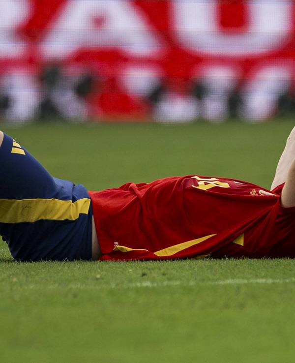 Aymeric Laporte liegt jubelnd am Boden.
