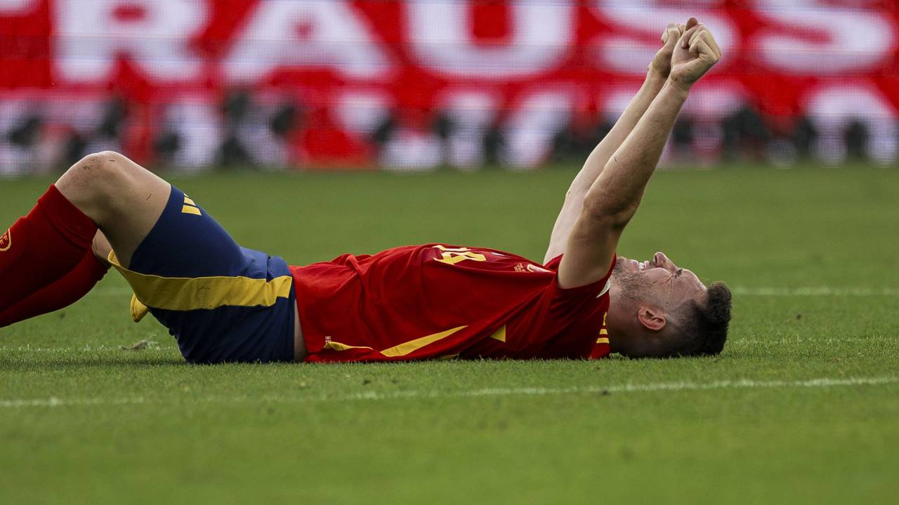 Aymeric Laporte liegt jubelnd am Boden.