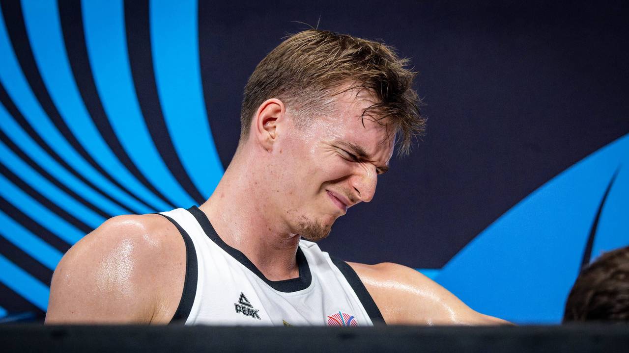 Justus Hollatz sitzt mit schmerzverzerrtem Gesicht an der Seitenlinie beim Spiel gegen Slowenien am 10. September 2025.