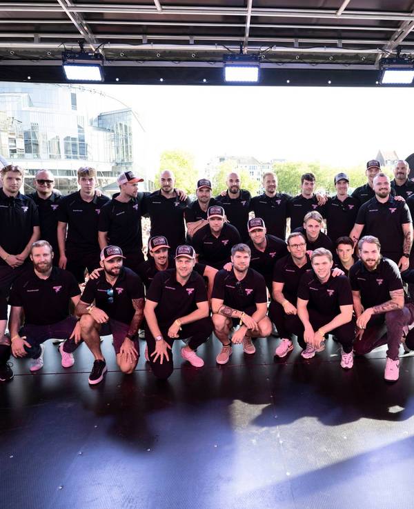 Die Mannschaft der Kölner Haie bei der Saisoneröffnungsfeier.