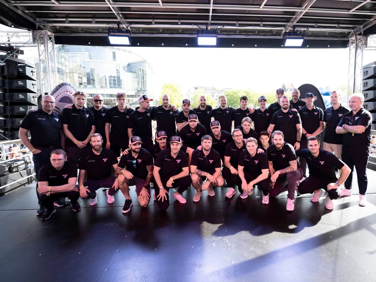 Die Mannschaft der Kölner Haie bei der Saisoneröffnungsfeier.