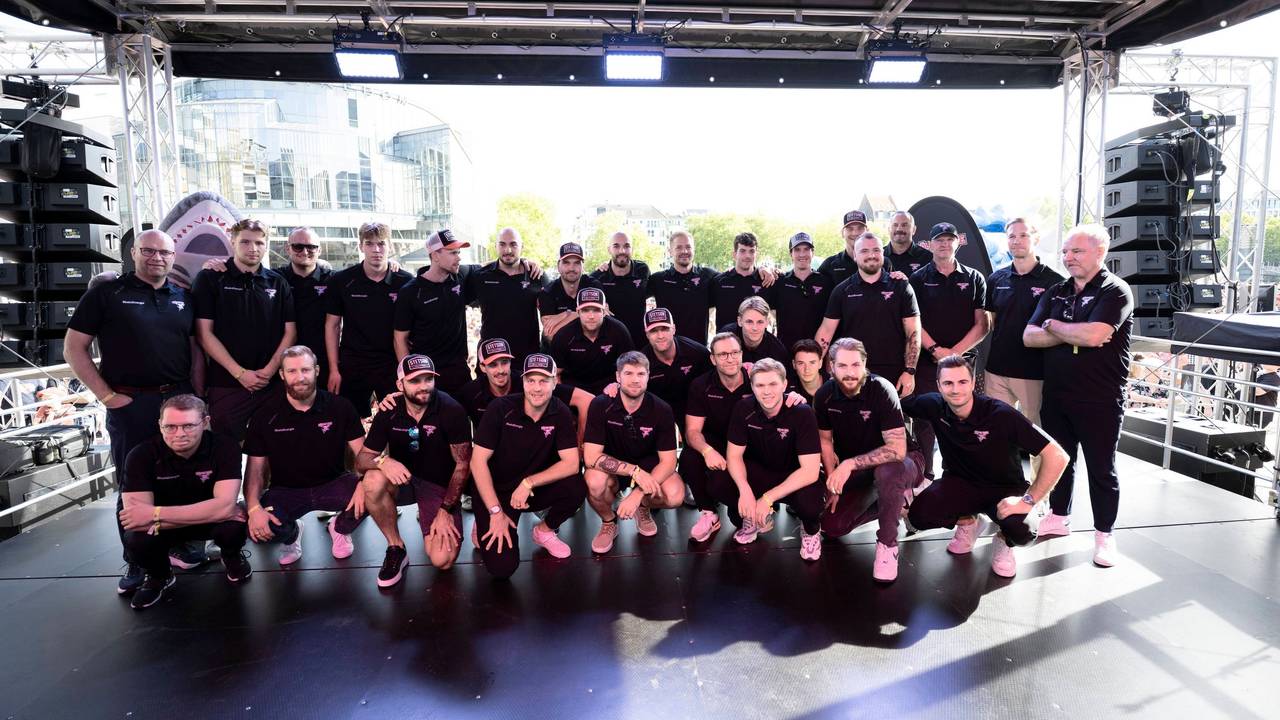 Die Mannschaft der Kölner Haie bei der Saisoneröffnungsfeier.