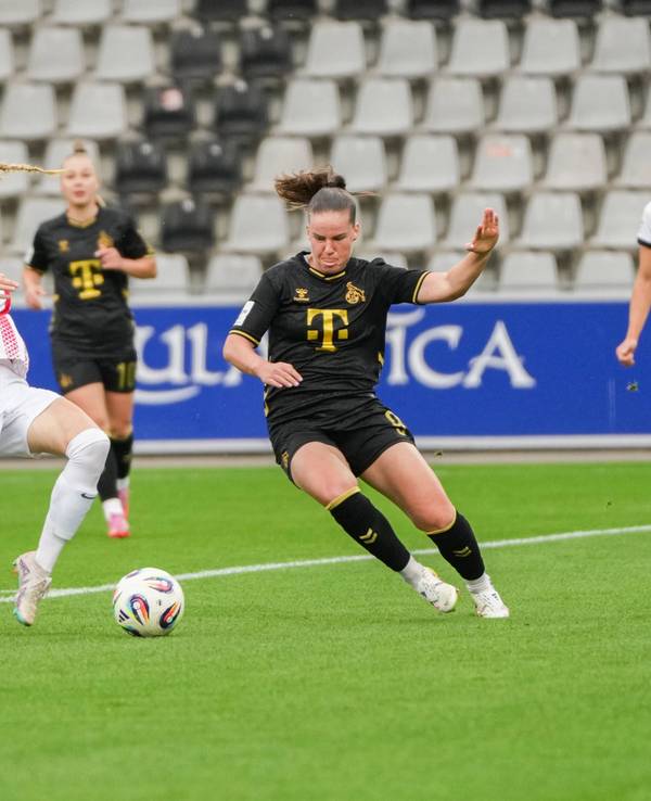 Meret Felde und Adriana Achciska (r.) beim Spiel des SC Freiburg gegen den 1. FC Köln.