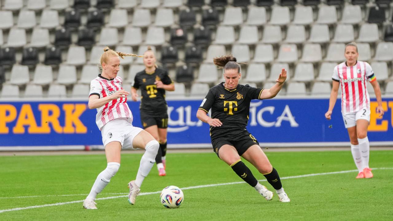 Meret Felde und Adriana Achciska (r.) beim Spiel des SC Freiburg gegen den 1. FC Köln.
