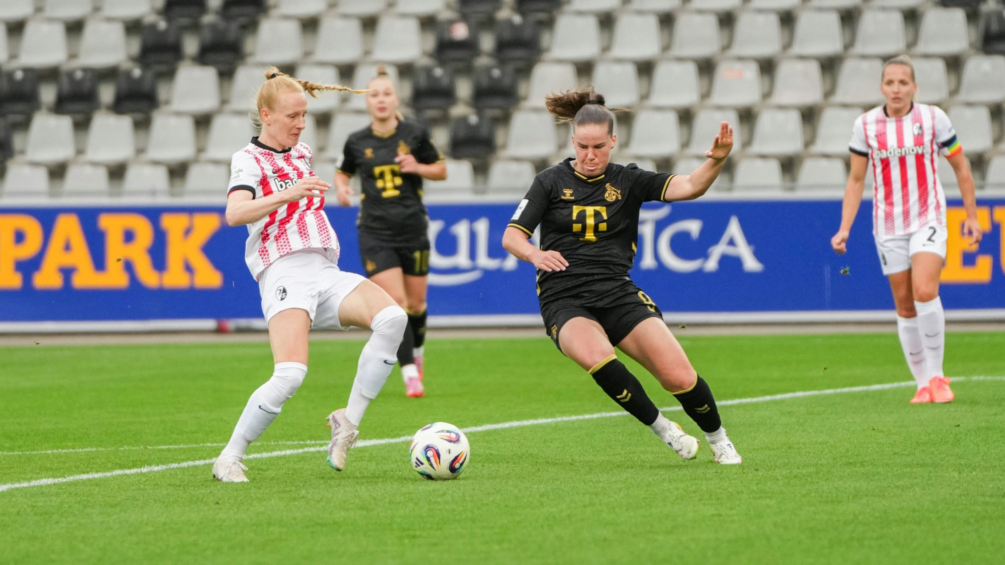 Meret Felde und Adriana Achciska (r.) beim Spiel des SC Freiburg gegen den 1. FC Köln.