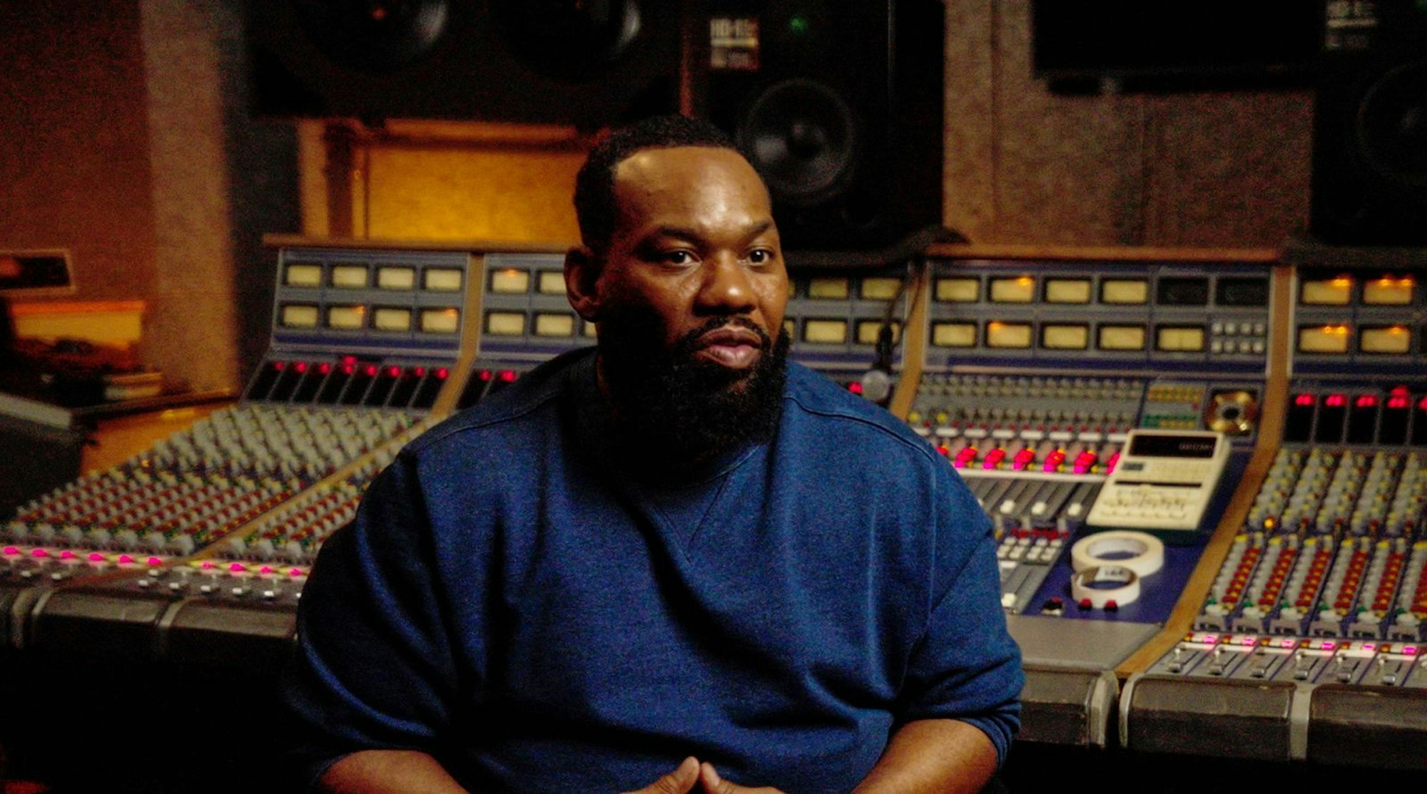 Wu-Tang-Rapper Raekwon im Studio: Die Band ist immer noch aktiv. Heute blicken die verrückten jungen Männer von einst reflektierter auf ihr früheres Leben und die Karriere zurück. (Bild: NDR/Thomas McKenna)
