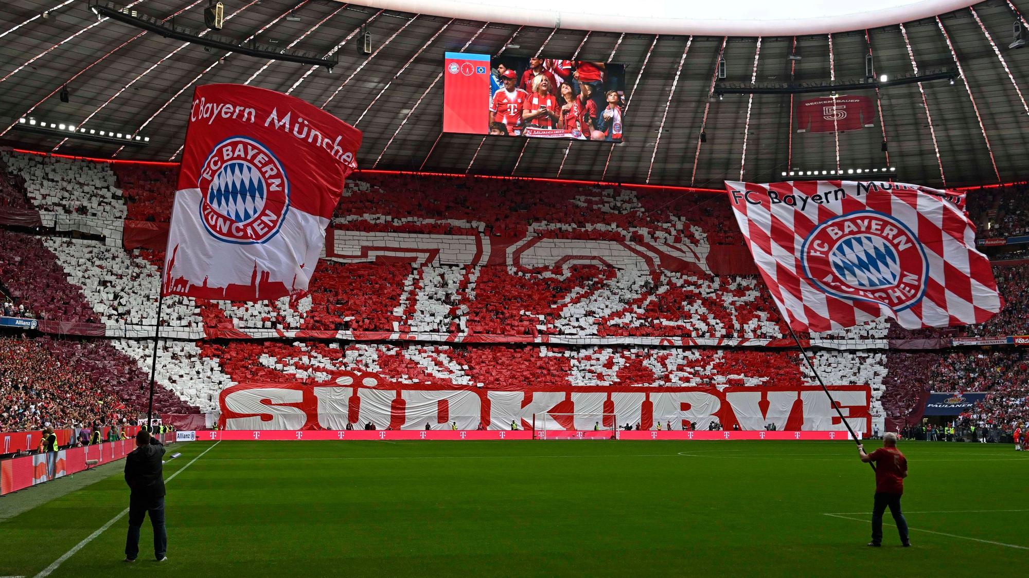 Die Südkurve des FC Bayern mit einer Choreo.