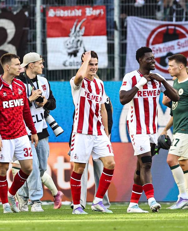 Die FC-Profis feiern den Punktgewinn nach dem 3:3 beim VfL Wolfsburg.