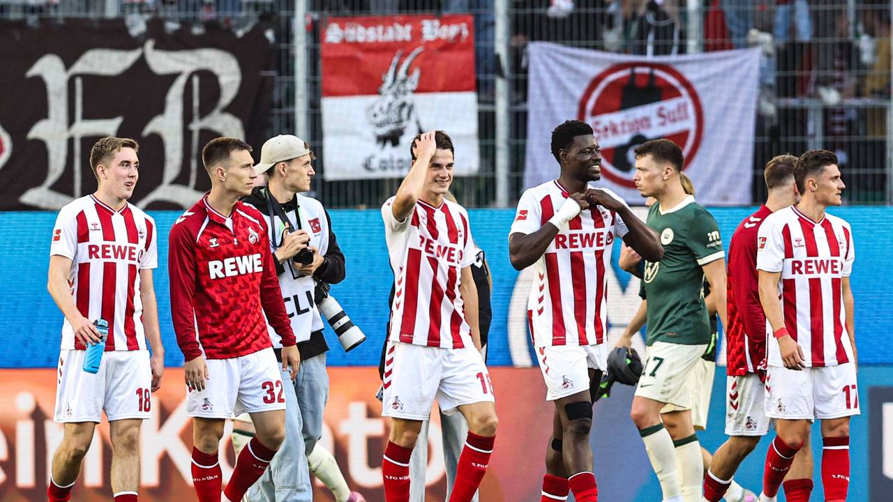 Die FC-Profis feiern den Punktgewinn nach dem 3:3 beim VfL Wolfsburg.