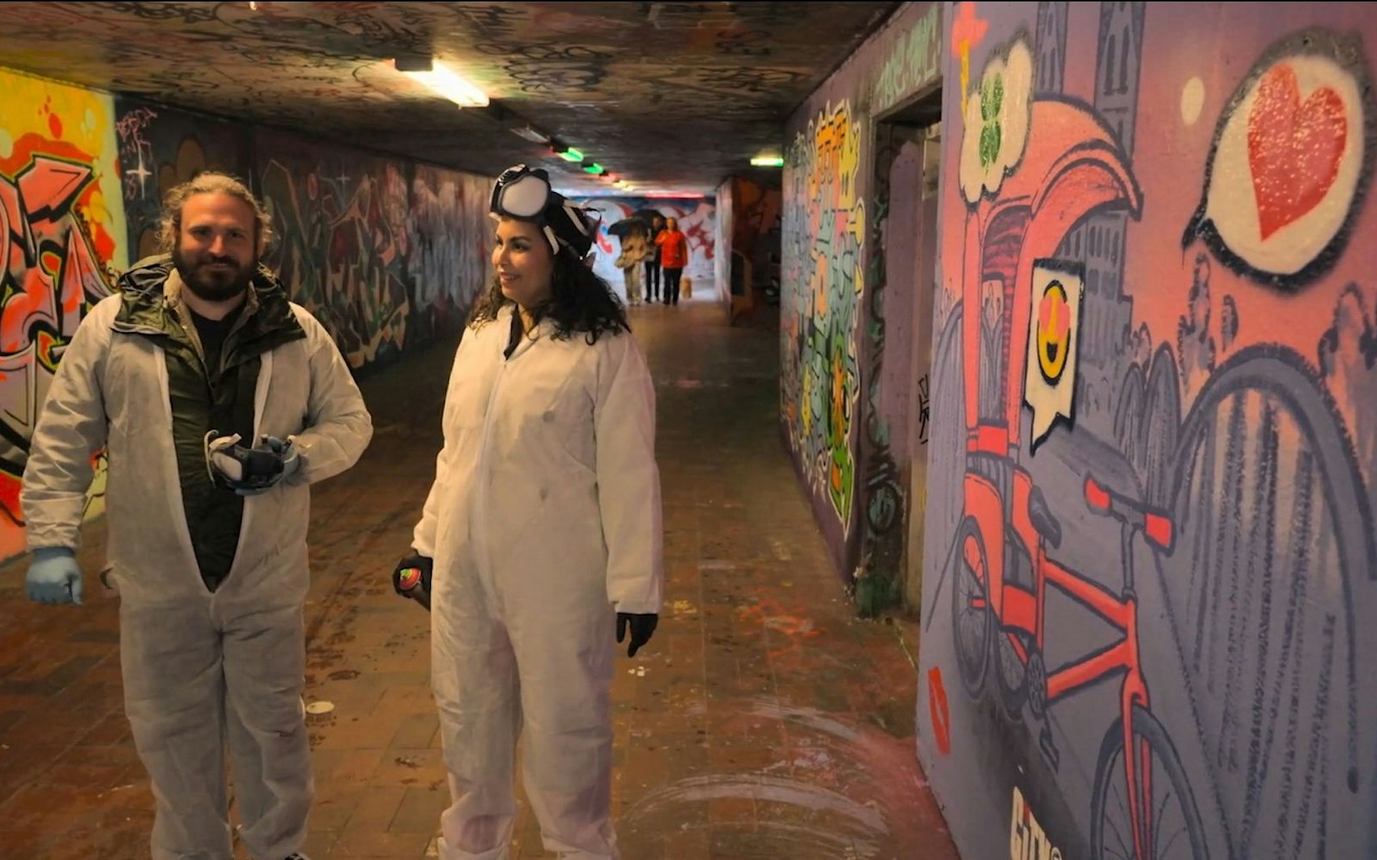 Gemeinsam Kunst schaffen verbindet: James und Tanja beim Sprühen.
(Bild: SWR/ hr/ Screenshot)