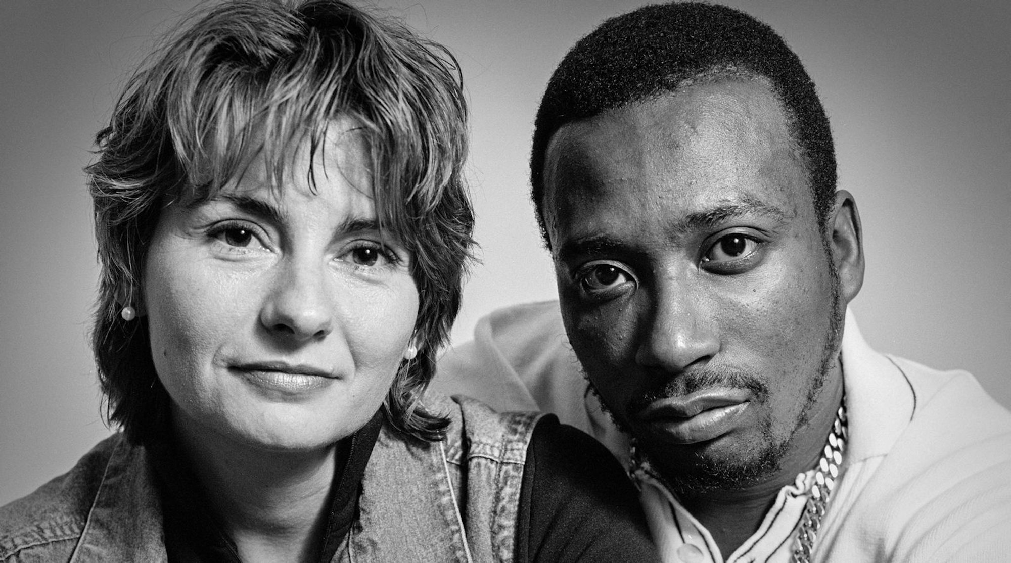 Die Musikmanagerin Eva Ries und ihr Lieblings-Wu-Tang-Rapper, Ol' Dirty Bastard. Er verstarb bereits 2004. Im Dokumentarfilm „Evil-E - Eva Ries und der Wu-Tang Clan“ (ARD-Mediathek) wird die unglaubliche Geschichte einer Business-Partnerschaft und unwahrscheinlichen Freundschaft erzählt. (Bild: NDR/Imke Lass)