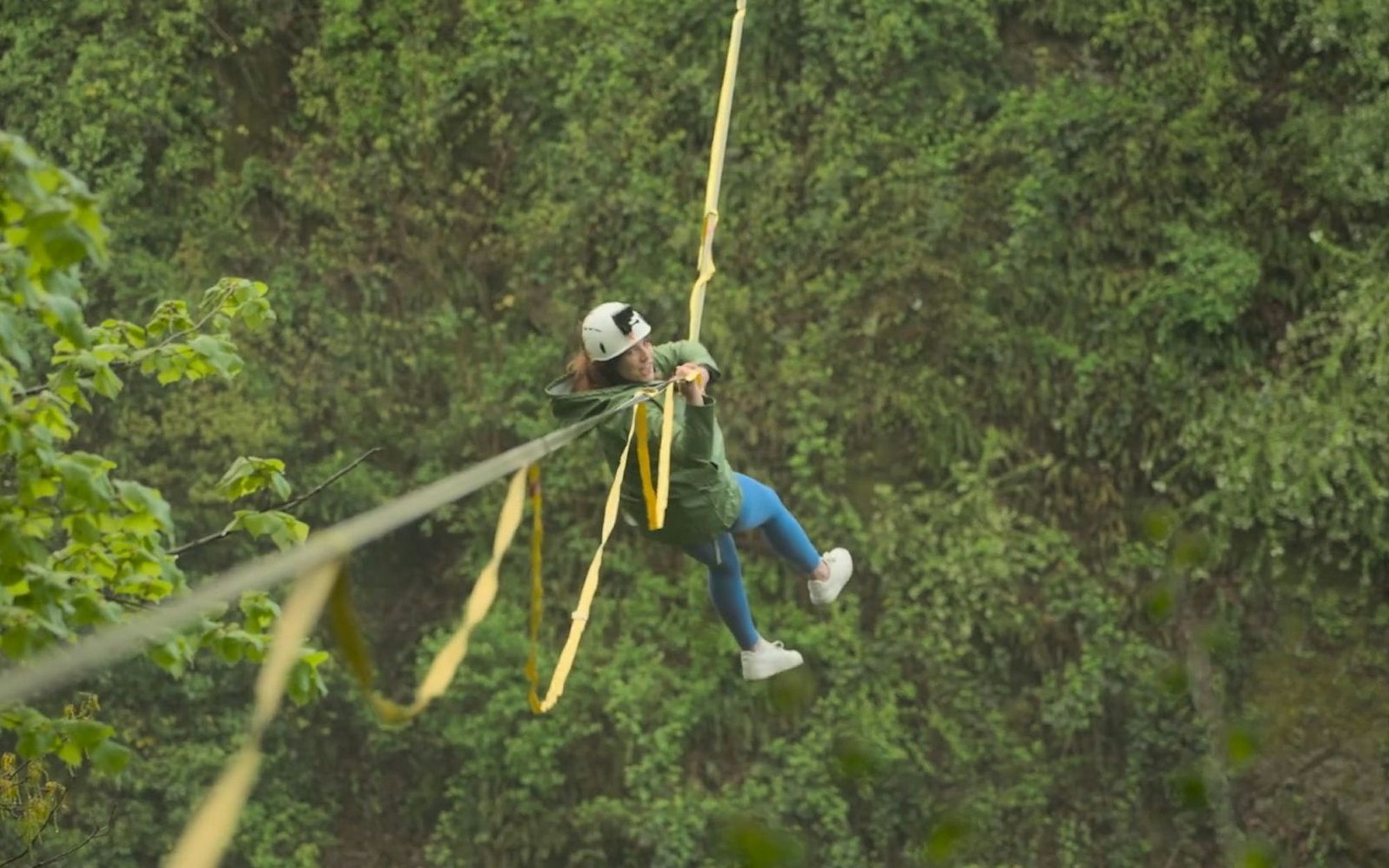 Die etwas andere Date-Erfahrung: Angelina hängt an einer Highline, danach muss auch Marco ran. (Bild: SWR/ hr/ Screenshot)