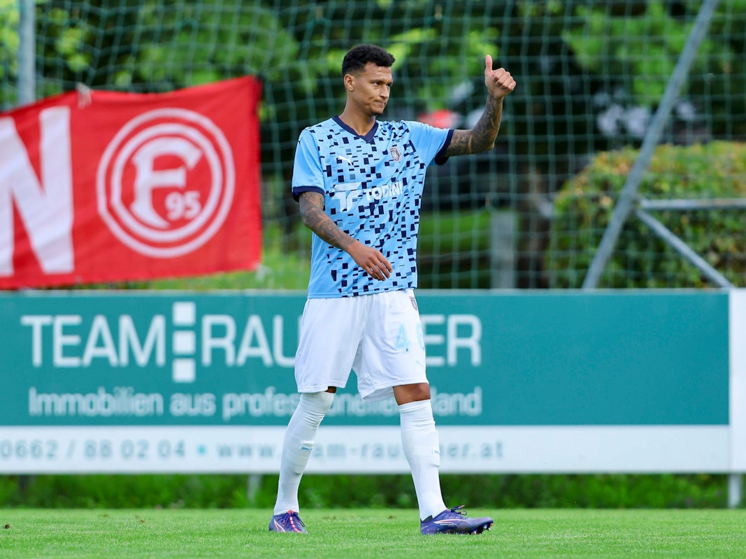 Davie Selke zeigt den linken Daumen nach oben.