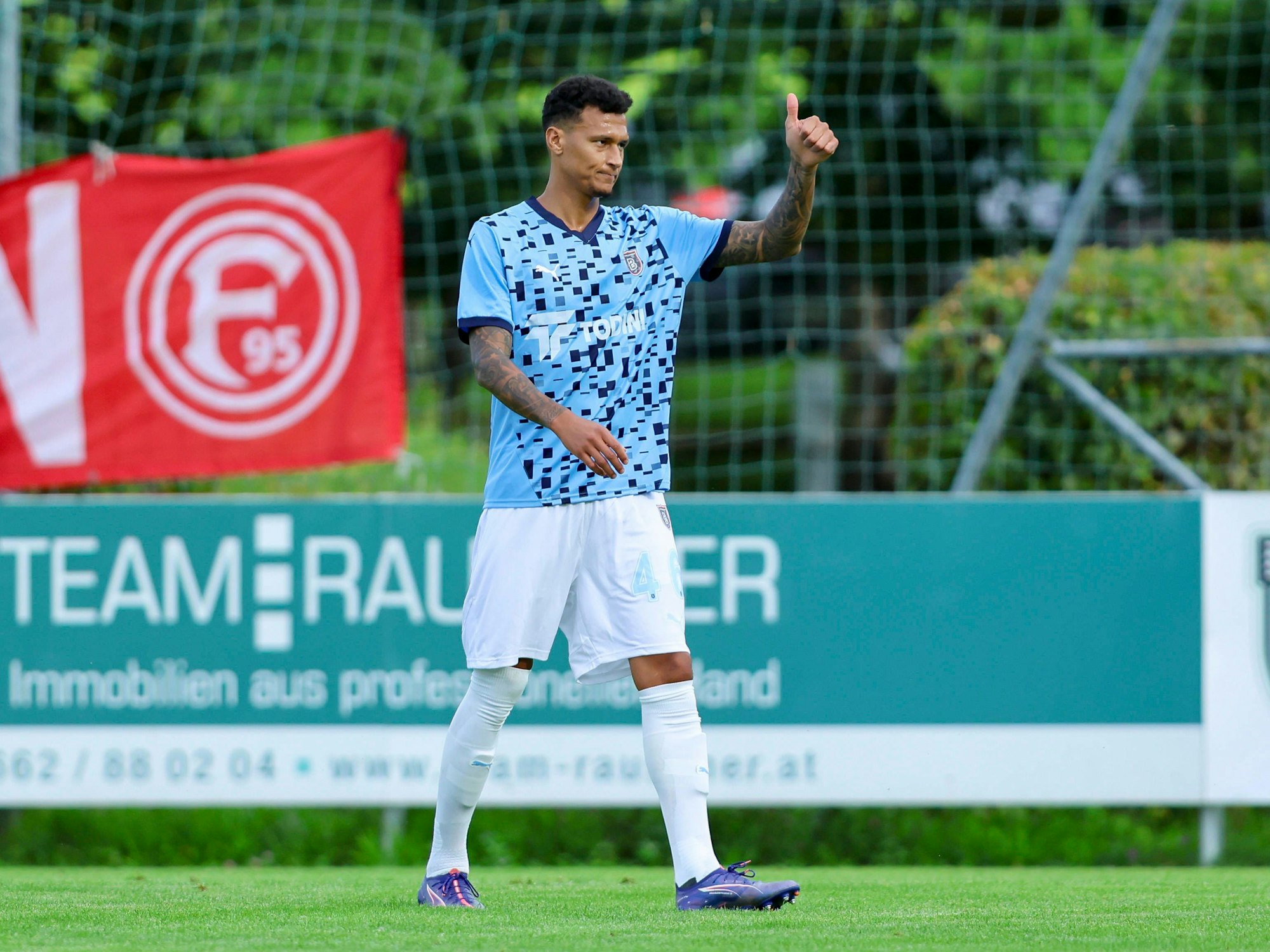 Davie Selke zeigt den linken Daumen nach oben.