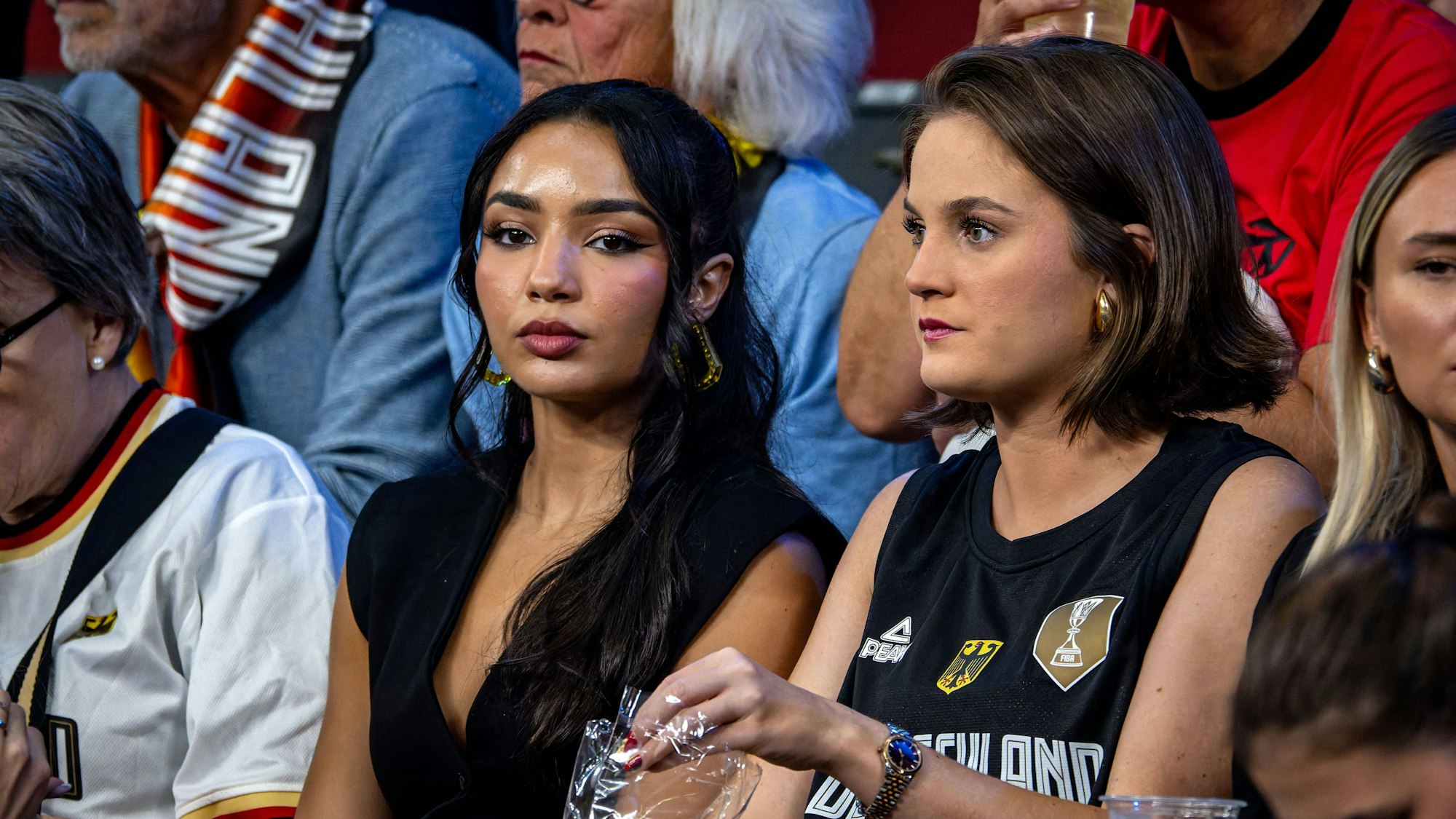 Gabrielle Wright (l.) beim Halbfinale der Basketball-EM zwischen Deutschland und Finnland.