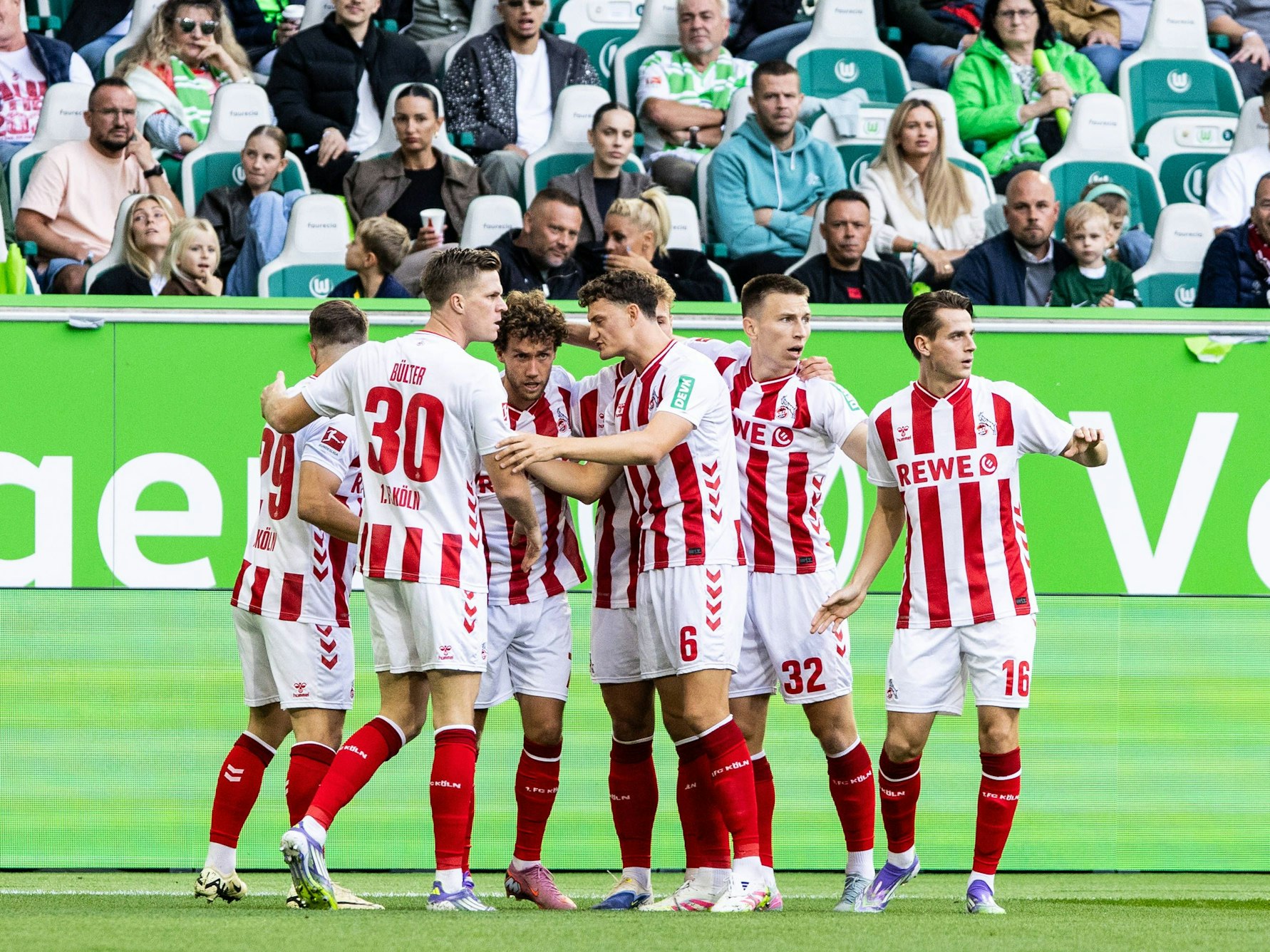 Die Profis des 1. FC Köln bejubeln die Führung gegen Wolfsburg.