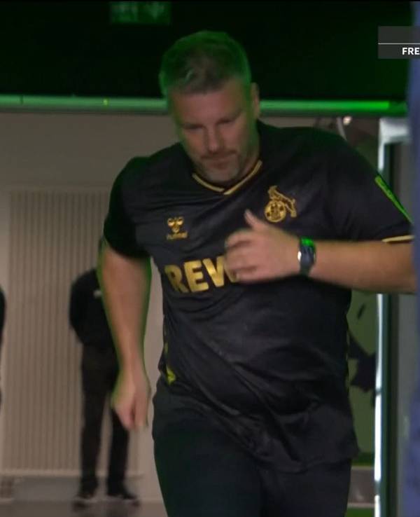 Lukas Kwasniok beim Gastspiel des 1. FC Köln in Wolfsburg in seiner Coaching-Zone.