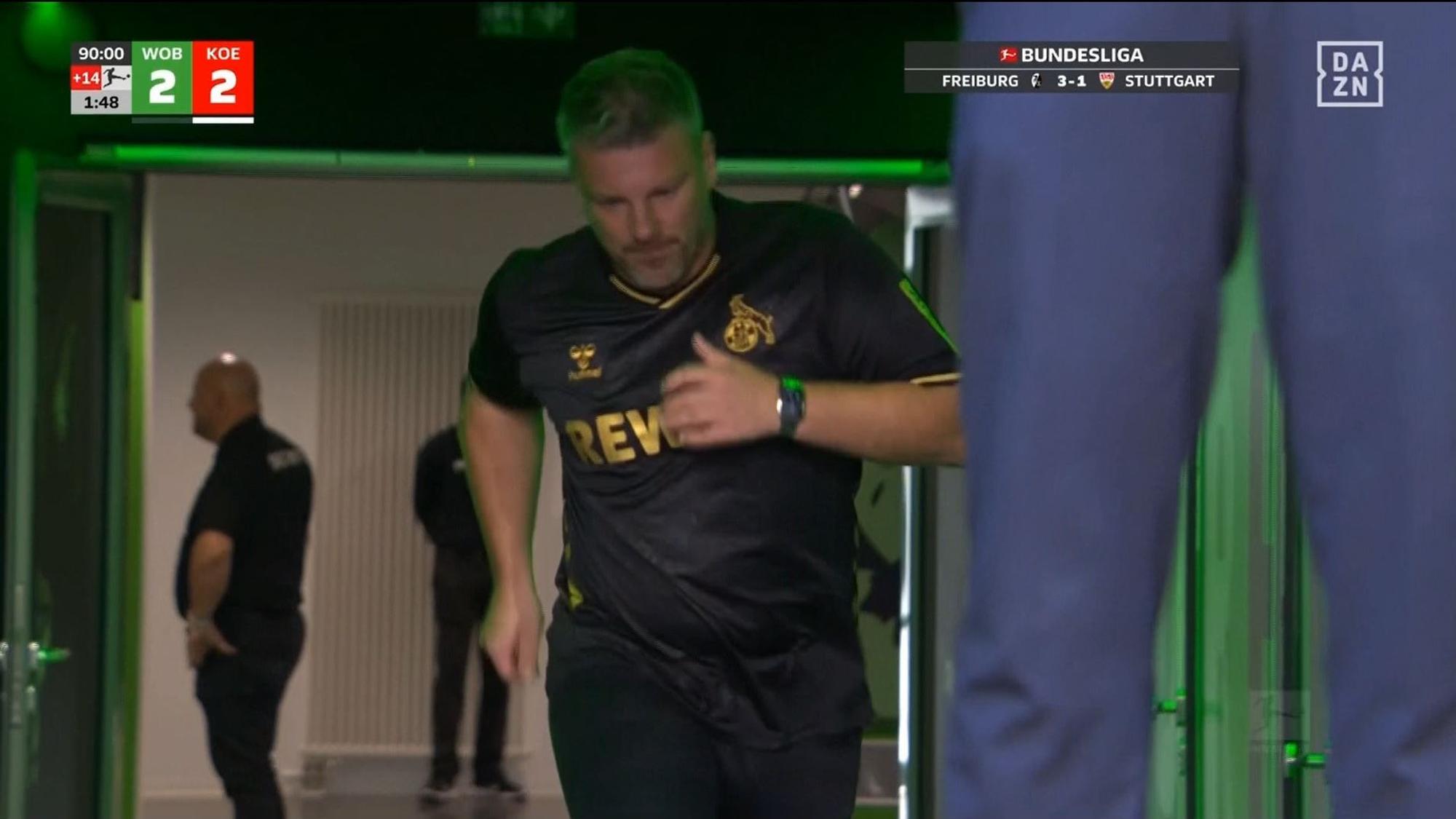 Lukas Kwasniok läuft beim Spiel des 1. FC Köln in Wolfsburg aus der Kabine.
