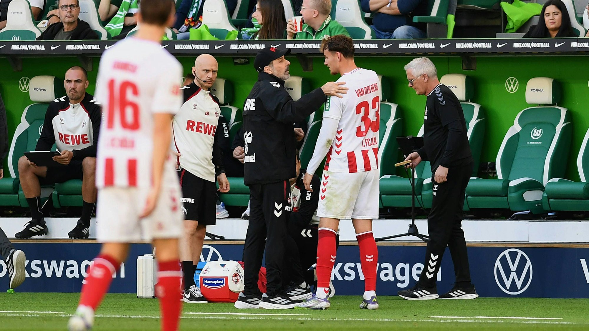 Rav van den Berg nach seiner Auswechslung im Spiel des 1. FC Köln.