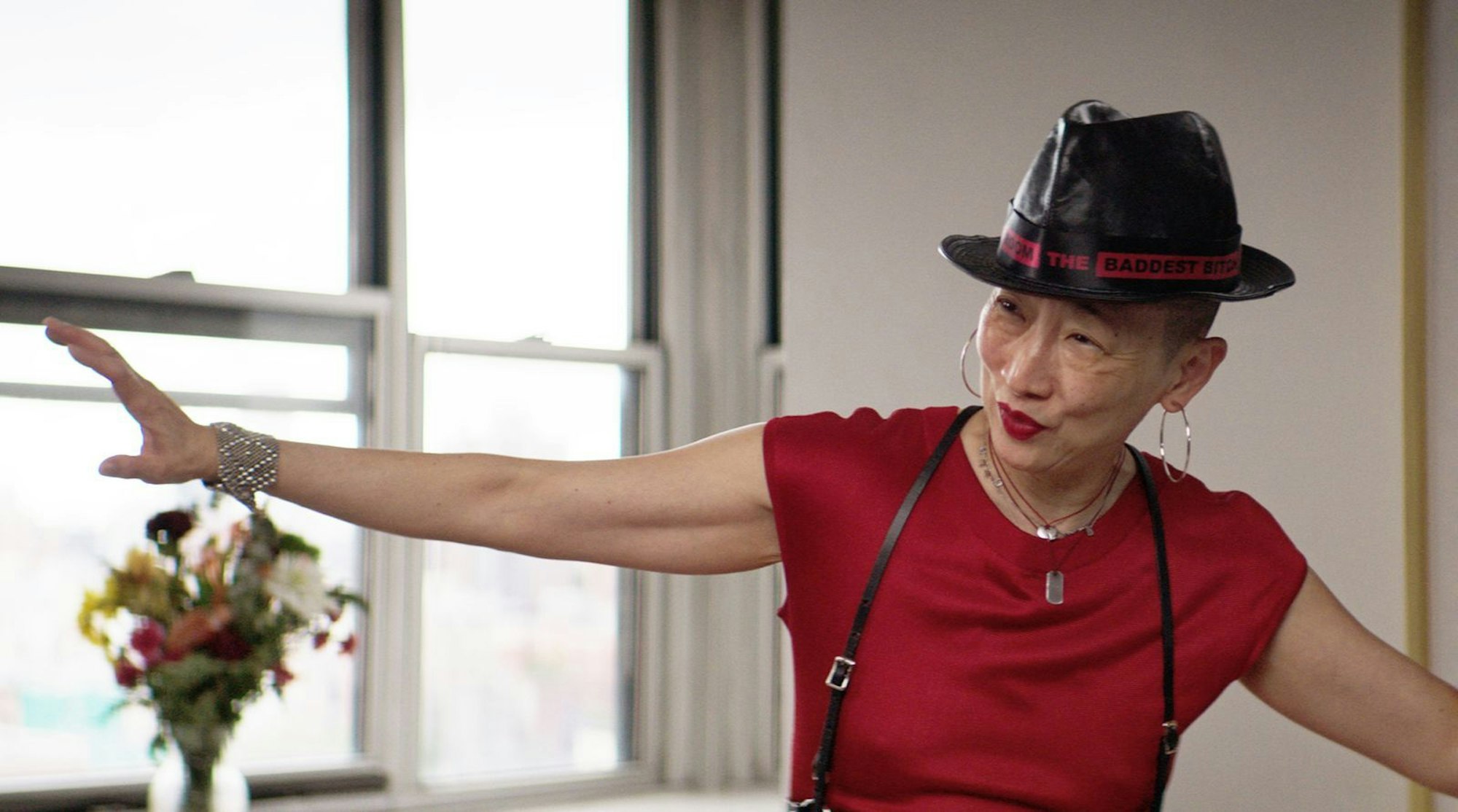 Immerhin, noch eine zweite Frau hat es in die Doku über das Männergeschäft „HipHop-in-den-90-ern“ geschafft: Sophia Chang arbeitete ebenfalls als Musikmanagerin in der Branche und berichtet von viel Frauenfeindlichkeit. (Bild: NDR/Janeivy Hilario)