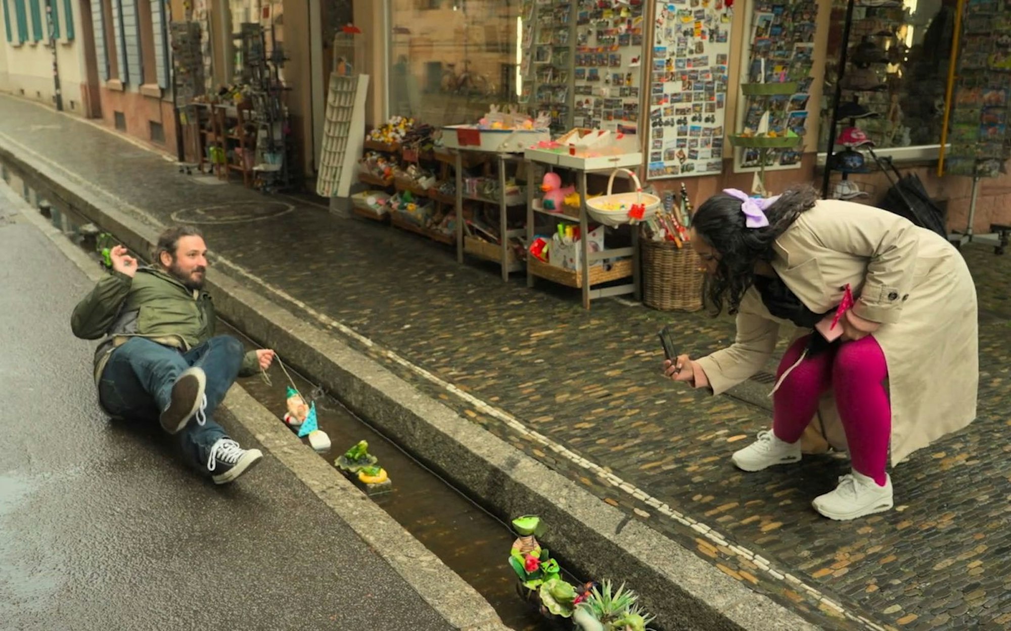 James legt sich für die „Macht ein Foto für Instagram“-Challenge ins Zeug - beziehungsweise auf die verregnete Straße. (Bild: SWR/ hr/ Screenshot)