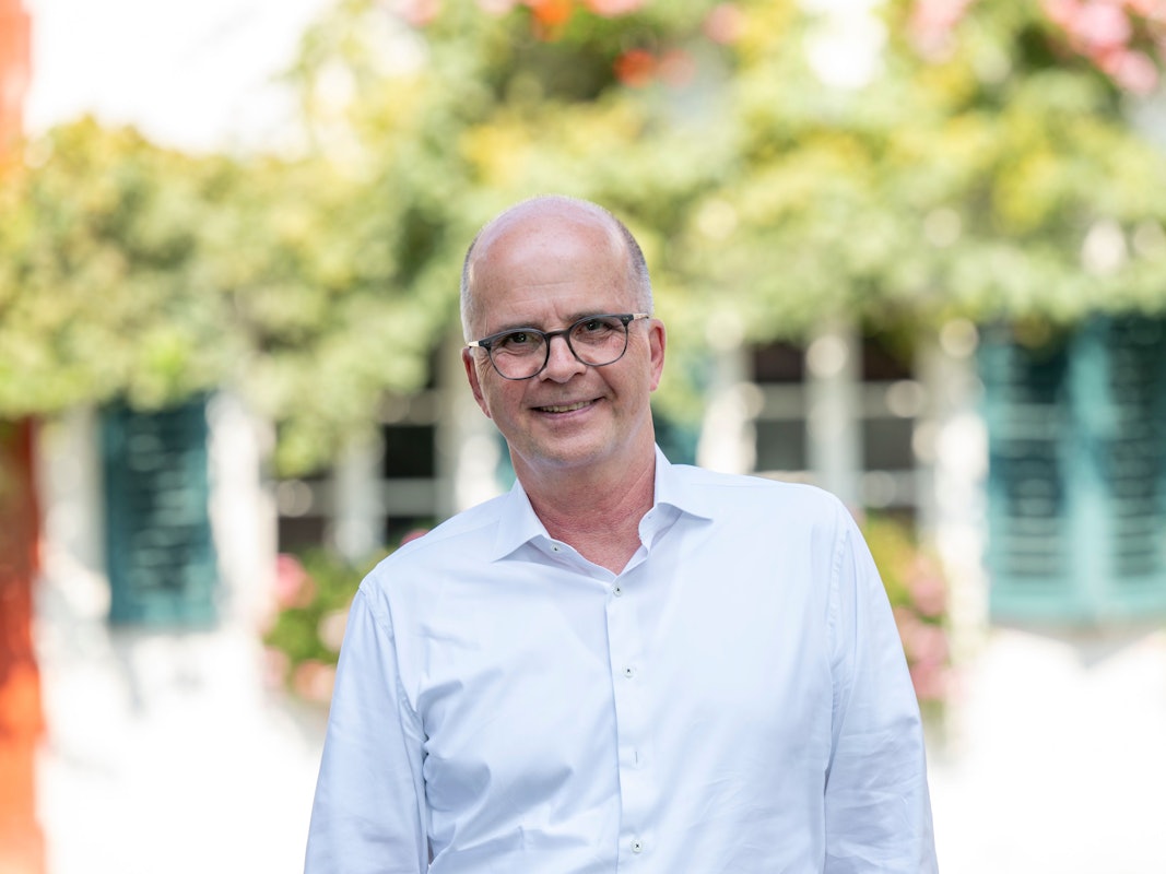 12.08.2025, Köln: Markus Greitemann bei einem Veedelsspaziergang durch Sürth. Er ist Kandidat der CDU für das Amt des Kölner Oberbürgmeisters bei der Kommunalwahl 2025. Foto: Uwe Weiser