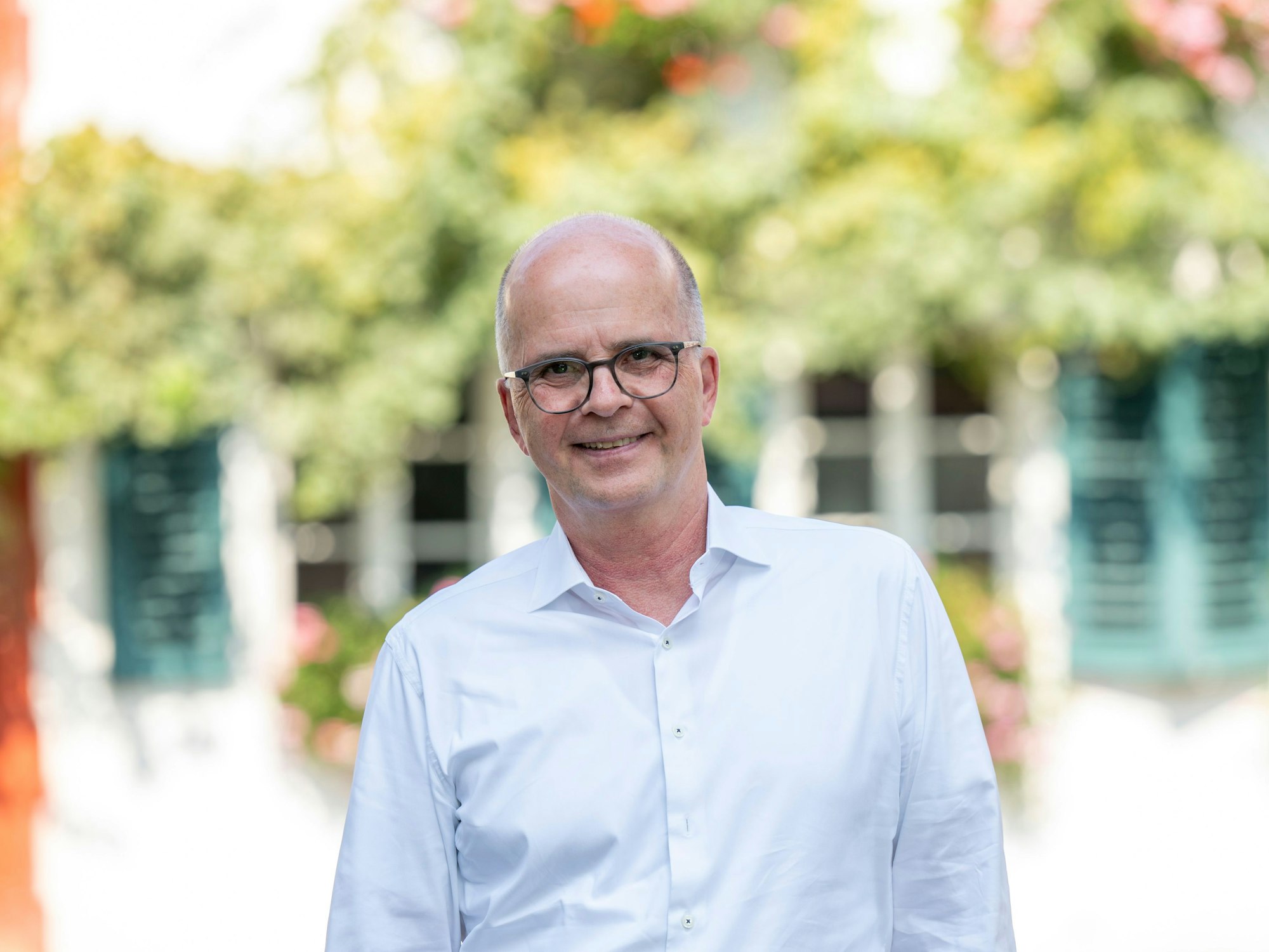 12.08.2025, Köln: Markus Greitemann bei einem Veedelsspaziergang durch Sürth. Er ist Kandidat der CDU für das Amt des Kölner Oberbürgmeisters bei der Kommunalwahl 2025. Foto: Uwe Weiser