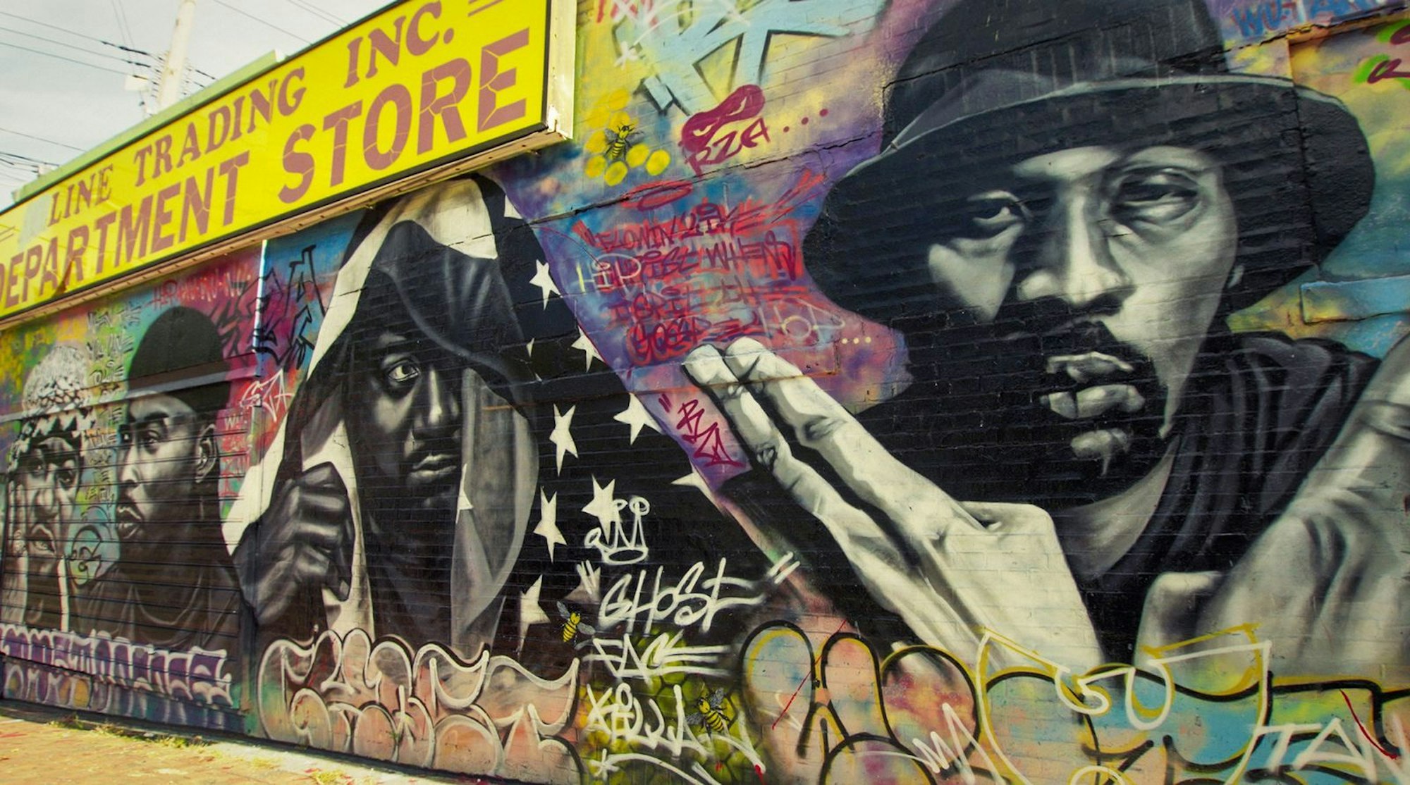 Ein Wandgemälde in New York erinnert an die berühmten HipHop-Söhne der Stadt. (Bild: NDR/Thomas McKenna)