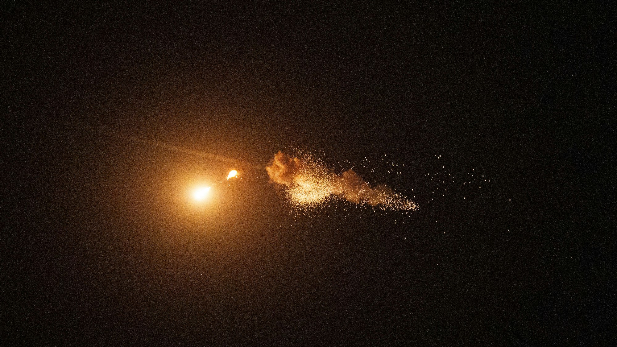 In unserem Symbolbild fängt die ukrainische Luftabwehr eine Shahed-Drohne während eines russischen Luftangriffs auf die Hauptstadt in Kiew ab. Auch in Polen somd die bodengestützten Luftabwehrsysteme in höchste Alarmbereitschaft versetzt worden.