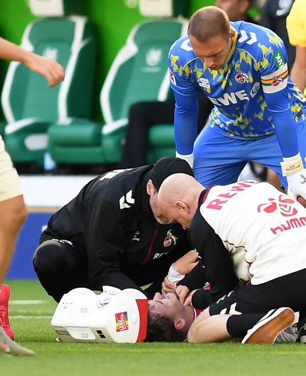Rav van den Berg wird beim FC-Spiel in Wolfsburg an der Schulter behandelt.