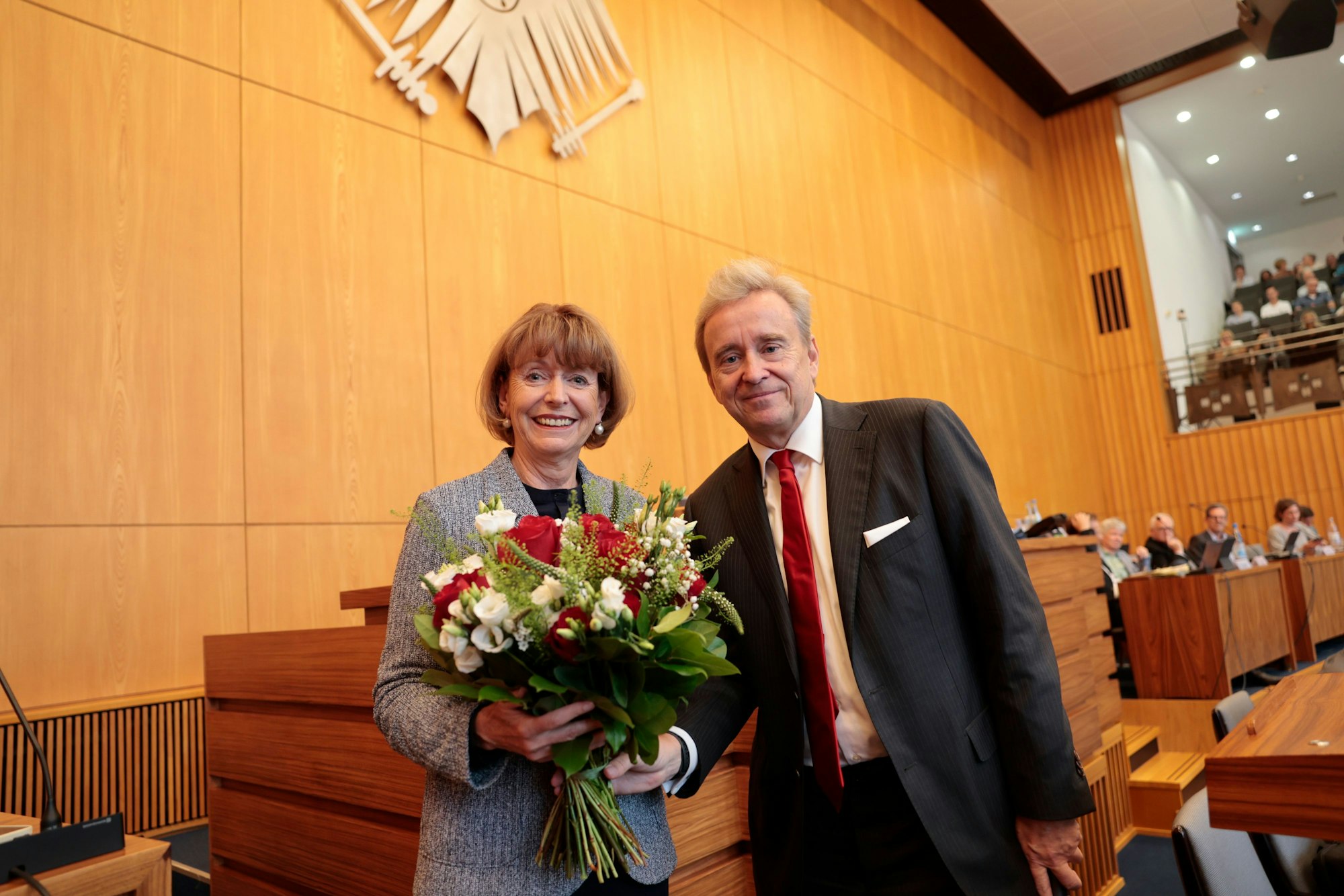 Bernd Petelkau (CDU) übergibt OB Henriette Reker einen Blumenstrauß. Sie leitete am 4. September ihre letzte Ratssitzung.