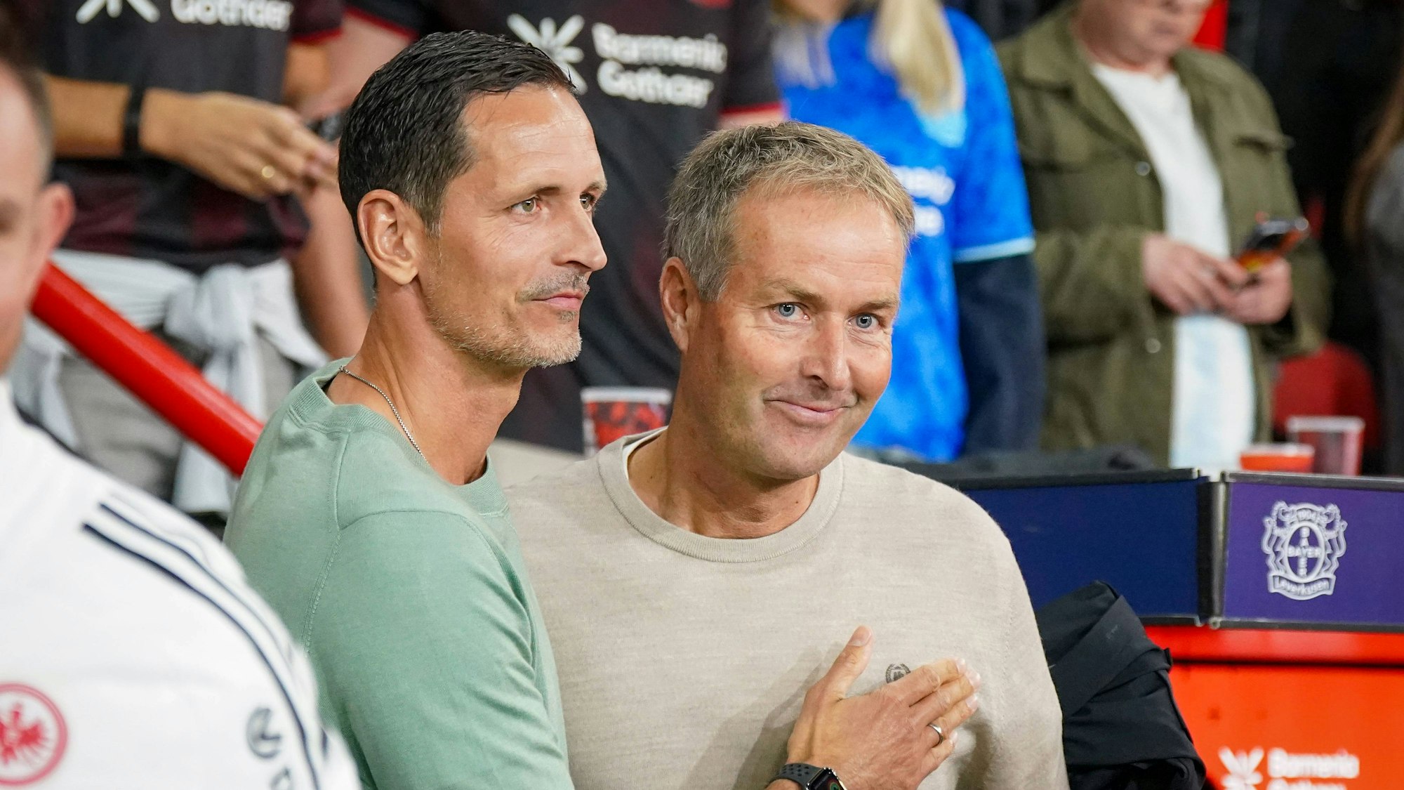 Dino Toppmöller und Kasper Hjulmand begrüßen sich vor dem Spiel Leverkusen - Frankfurt in der Bundesliga.