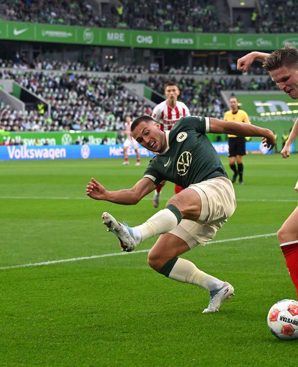 Wolfsburgs Kilian Fischer blockt eine Flanke von Marius Bülter.
