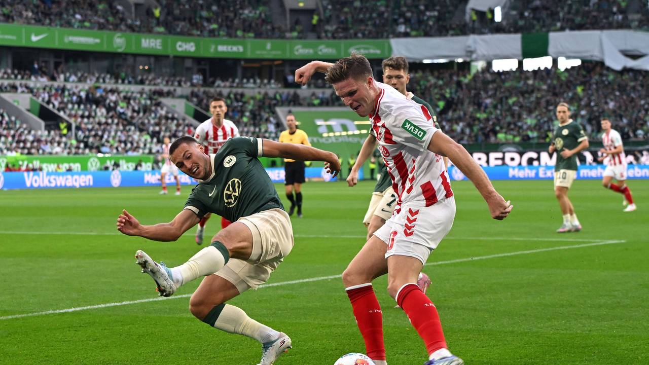 Wolfsburgs Kilian Fischer blockt eine Flanke von Marius Bülter.