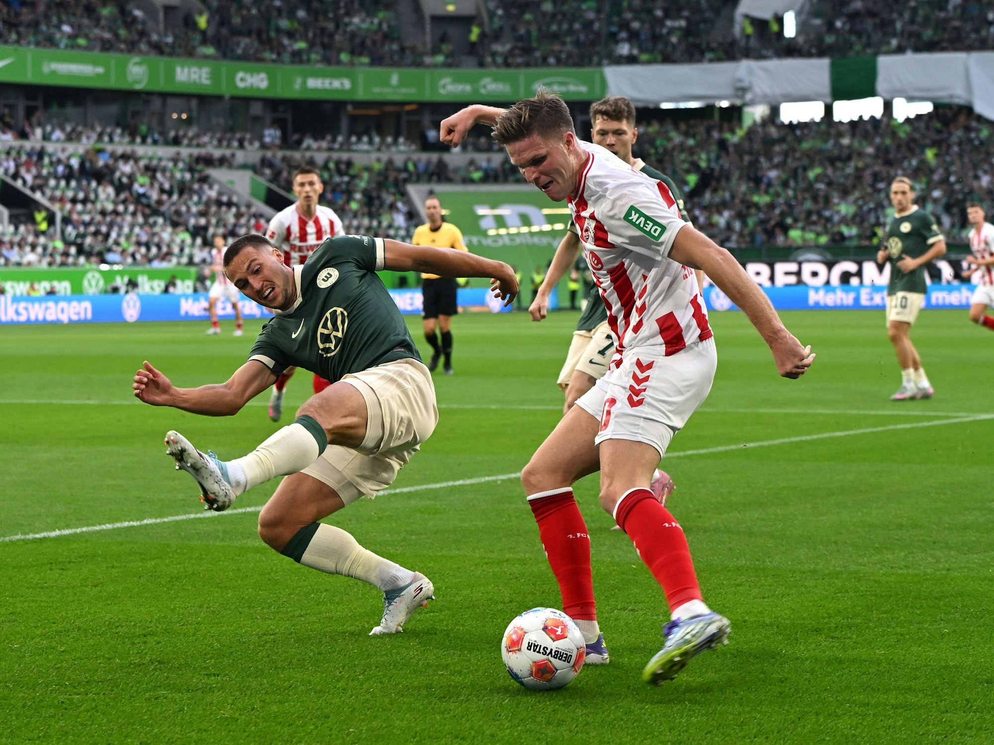 Wolfsburgs Kilian Fischer blockt eine Flanke von Marius Bülter.