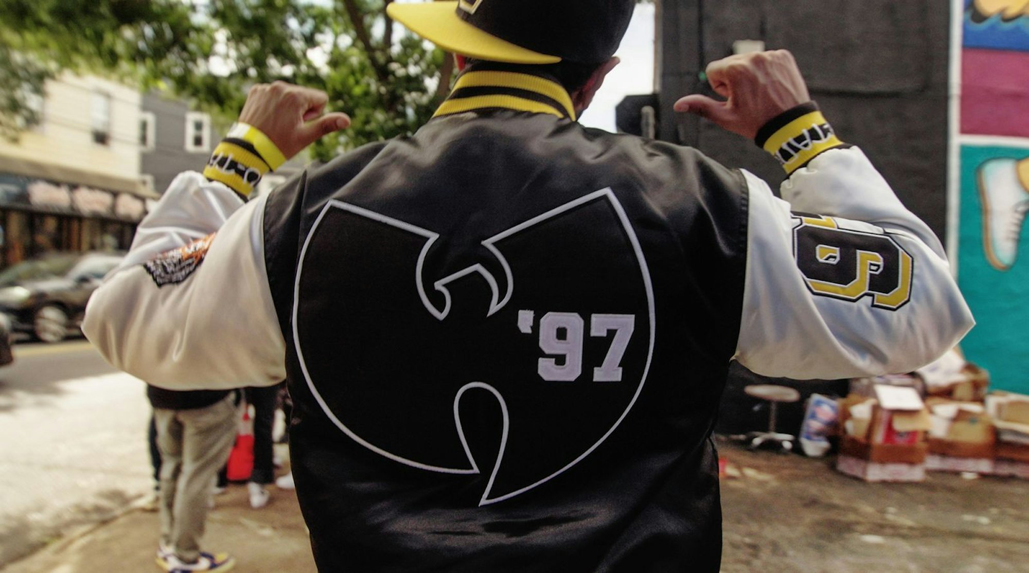 Ein Fan des WuTang-Clans präsentiert das berühmte „Bad Man“-Logo des Clans auf seinem Rücken. (Bild: NDR/Thomas McKenna)